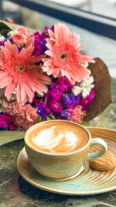 Kaffe mit Blumen